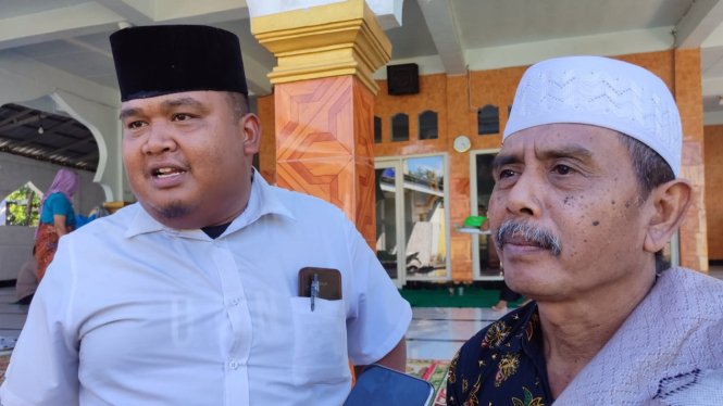 Ketua panitia, H. Munawar, bersama tokoh masyarakat