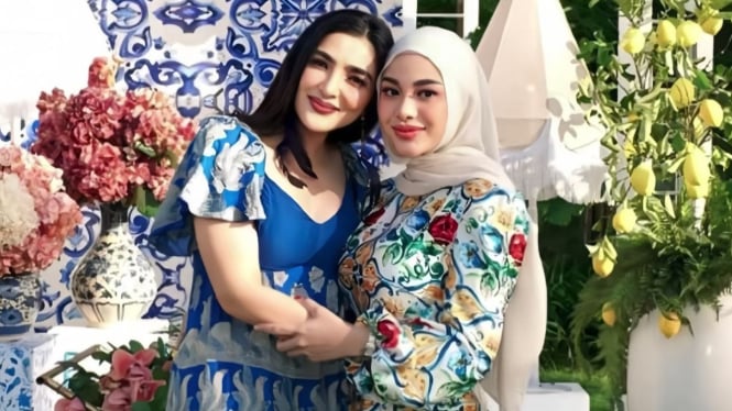 Potret Ashanty (kiri) bersama sang putri Aurel Hermansyah (kanan)