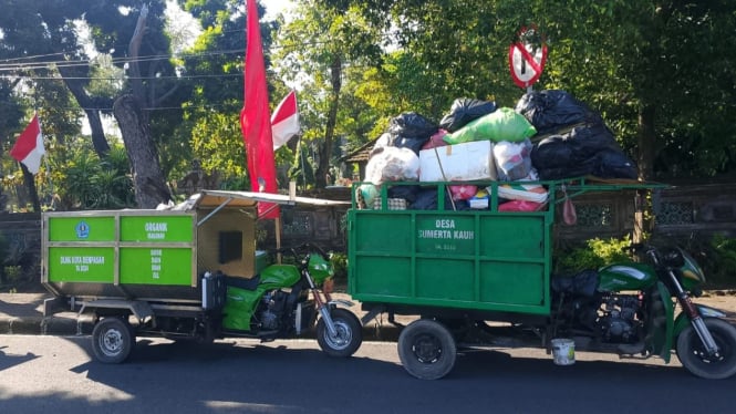 Mobil cikar pengangkut sampah parkir di depan Kantor Gubernur Bali
