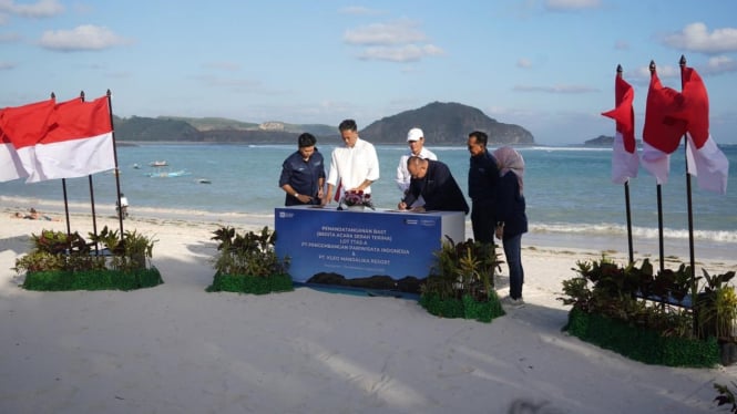 Penyerahan lahan pantai Tanjung Aan kepada Investor.