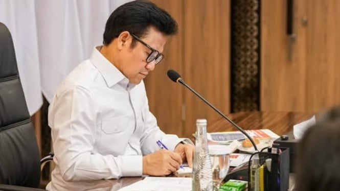 Menko Muhaimin saat menghadiri rapat