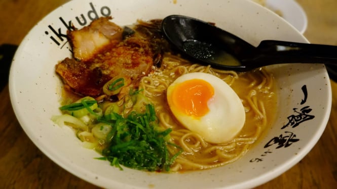 Ramen kari dengan telur setengah matang