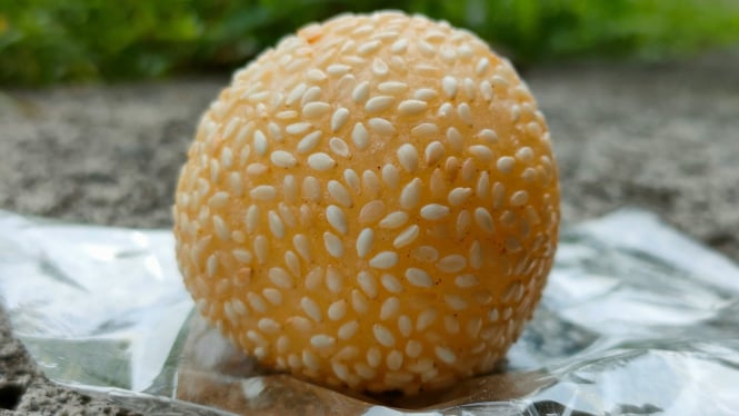 Onde onde dengan taburan wijen