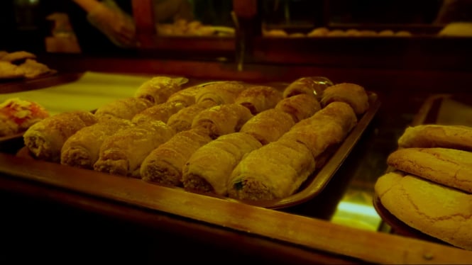 Bolen pisang lilit dengan taburan gula