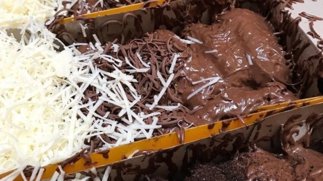 Jajanan kekinian, pisang nugget dengan coklat lumer dan parutan keju