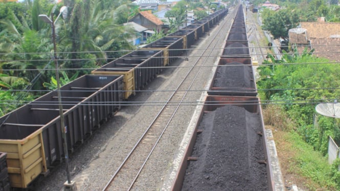 KA membawa batu bara dari Tanjung Enim (Sumsel) ke Tarahan (Lampung).