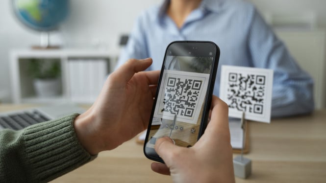 Ilustrasi penggunaan QRIS untuk pembayaran digital