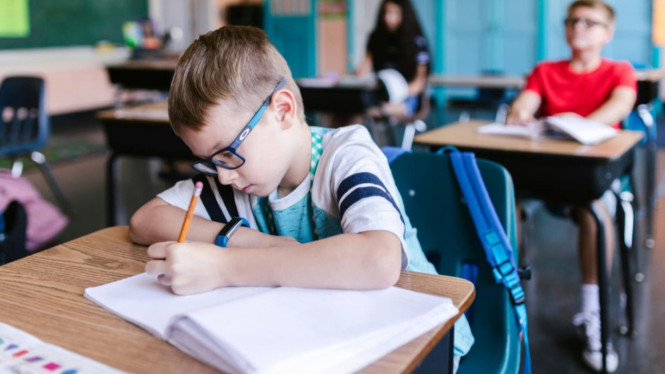 Ilustrasi seorang siswa sedang belajar di sekolah