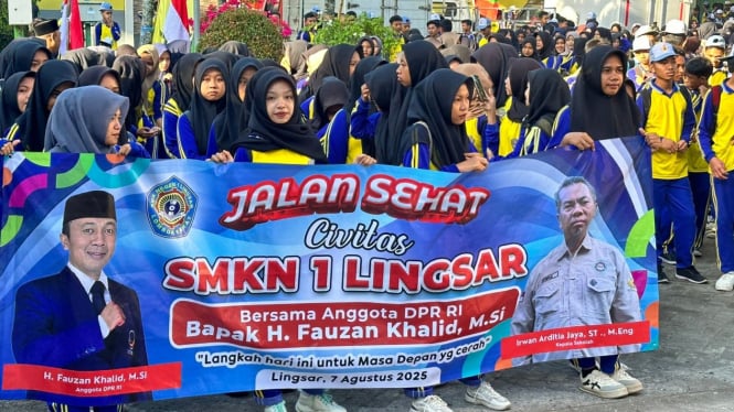 Jalan Sehat Bersama Siswa SMKN 1 Lingsar