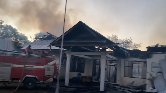 Proses pendinginan kebakaran Kantor Inspektorat Kabupaten Bima