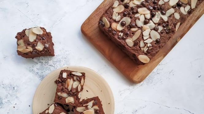 Brownies cokelat dengan taburan kacang almond yang renyah
