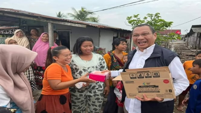 Anggota Komisi VIII DPR M. Husni bersama masyarakat.