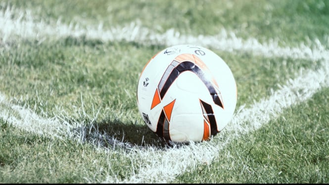 Bola sepak di lapangan rumput hijau