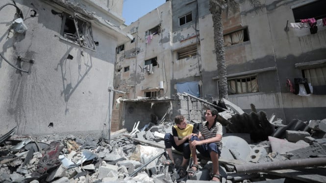 Warga Gaza di tengah reruntuhan bangunan