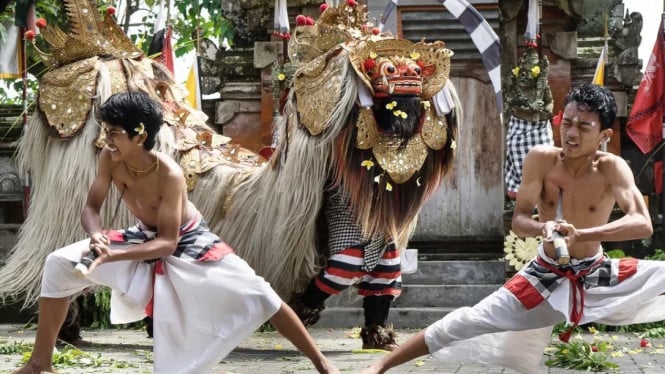 Aksi ngurek dalam tradisi Barong Bali