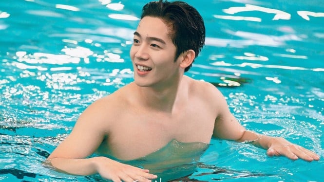 Kim Yo Han pamer otot