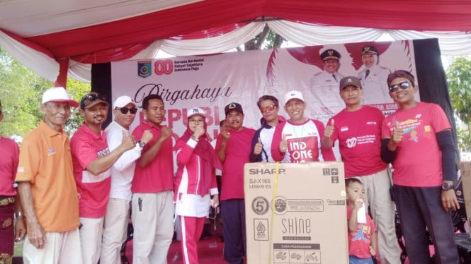 Penerima doorprize pada perayaan HUT RI ke-80 di Bumi Harapan Permai
