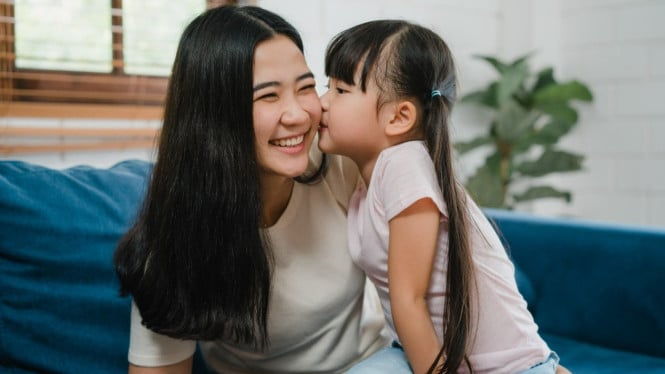 Ilustrasi Ibu dan Anak Bermain
