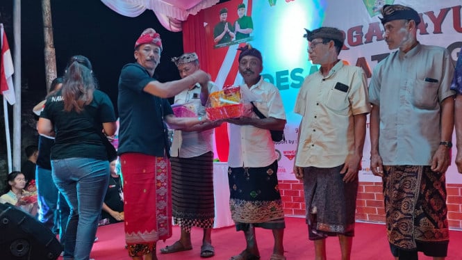 Perbekel Batuagung Menyerahkan paket sembako kepada tokoh Desa