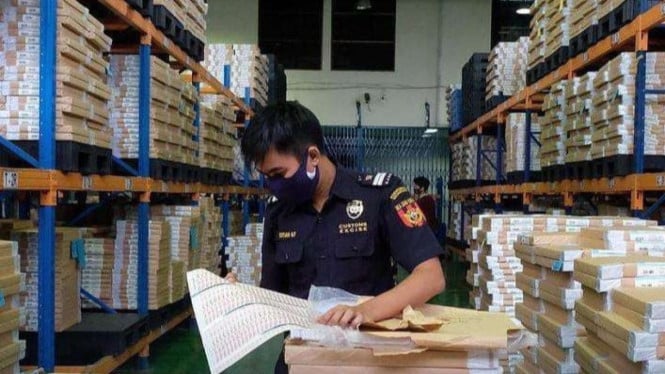 Petugas Bea Cukai sedang periksa cukai tembakau