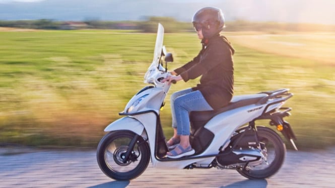 Ilustrasi pengendara motor sedang berkendara