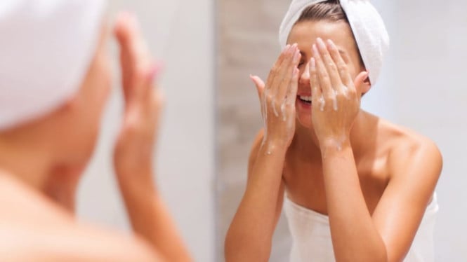 Cuci muka dengan lembut untuk menjaga kulit wajah sehat