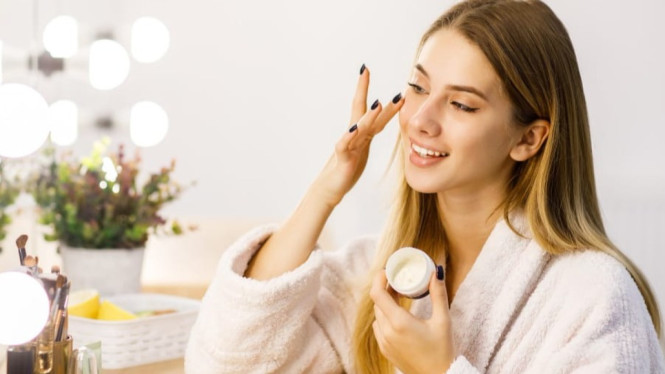 Rutin skincare-an penting untuk kulit sehat dan terawat.