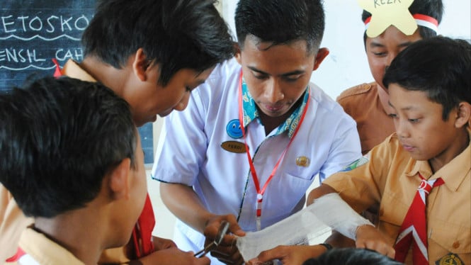Siswa sekolah sedang belajar bersama perawat