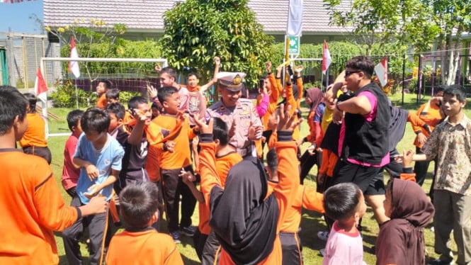 Suasana hangat saat petugas dan siswa berbaur di permainan edukasi