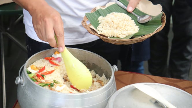 Nasi liwet sunda siap disajikan