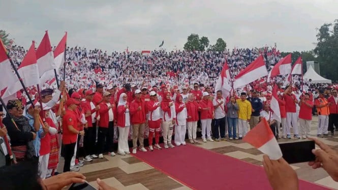 Pembagian bendara merah putih di Teras Udayana