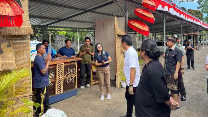 Bupati Jembrana melakukan pengecekan stand pameran
