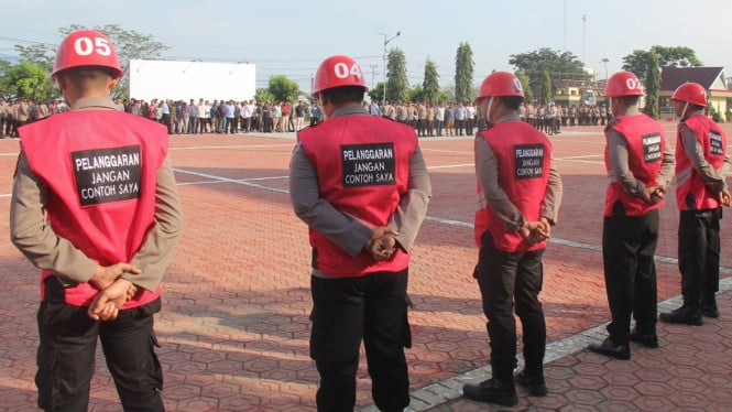 Ilustrasi anggota polisi mengenakan helm baja merah saat apel