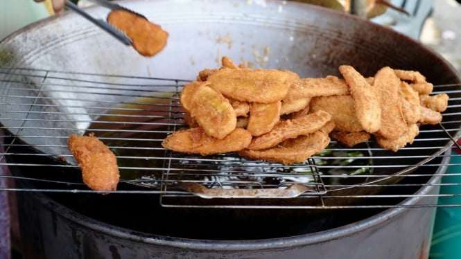 Pisang goreng crispy yang baru diangkat