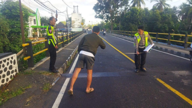 Personil Satlantas Polres Jembrana melakukan olah TKP