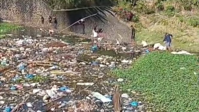 Pegawai dan Warga Binaan Rutan Kelas IIb Bima membersihkan sampah