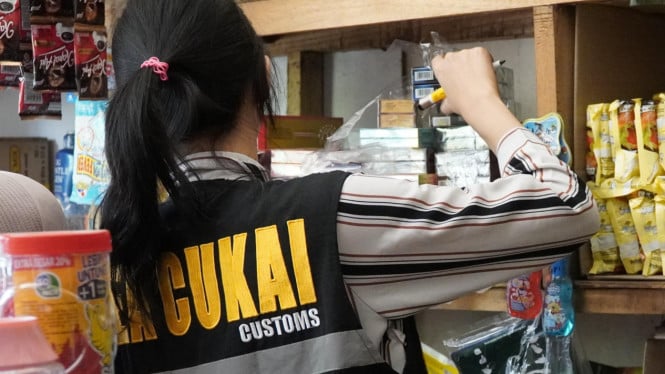 Petugas Bea Cukai sedang periksa cukai tembakau