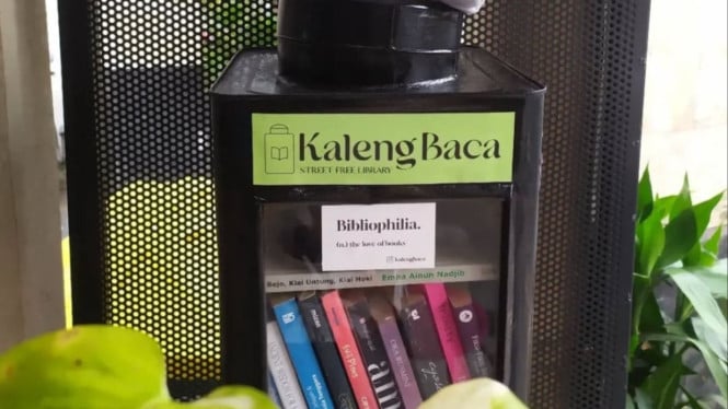 Sebuah kaleng yang mendekatkan buku dengan pembacanya