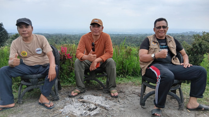 Owner Gerbang Langit Iskandar (tengah) saat Bersama tamunya