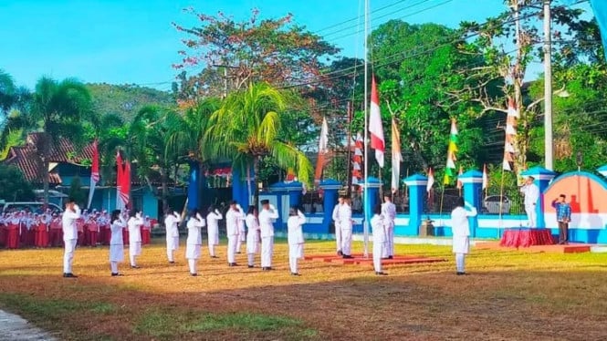 Camat Batulayar, H. Muhammad Subayin, pimpin Upacara HUT RI ke-80