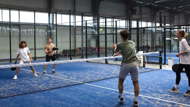 Ilustrasi Orang Bermain Padel
