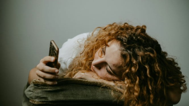 Wanita yang mengalami kelelahan bermain media sosial