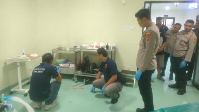 Polisi melakukan olah TKP perawat meninggal dunia