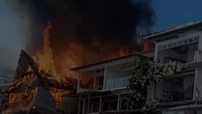 Bangunan di Pantai Bingin Terbakar