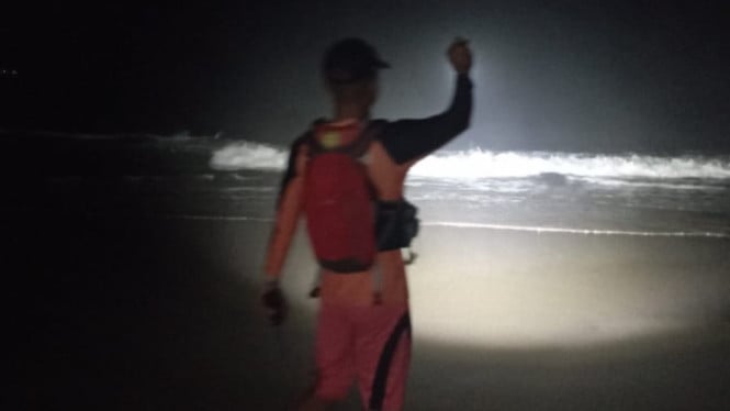 Pencarian wisatawan tenggelam terkendala pencahayaan minim