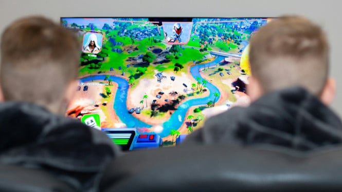 Anak-anak sedang bermain game online