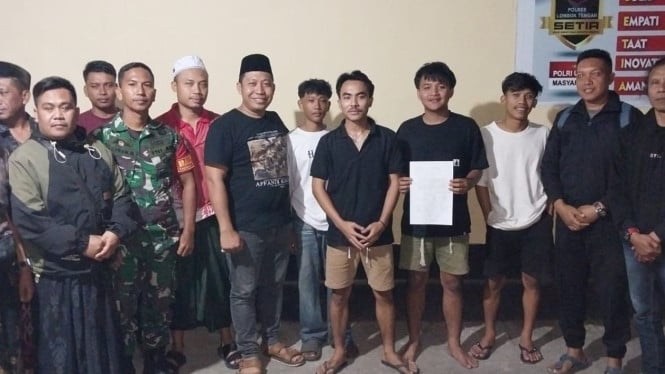 Para pemuda desa Pagutan usai pertemuan di Polsek Batukliang.