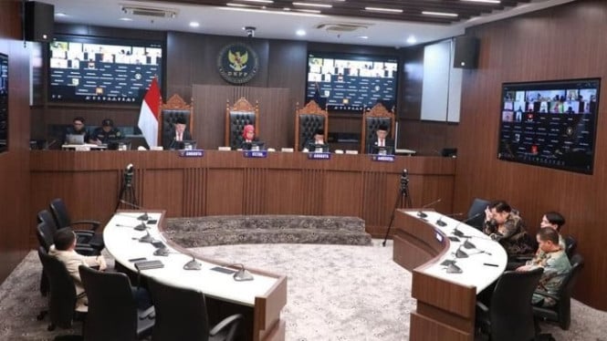 Saat Sidang Pemberhentian Zainul Muttaqin Sebagai Komisioner KPU Lotim