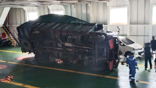 Truk Terguling di KMP Surya Ayla