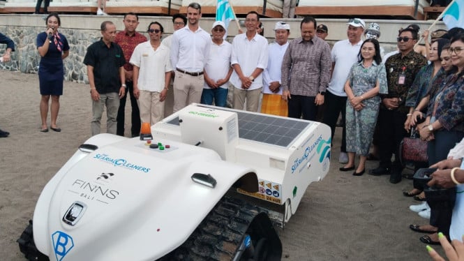 Wakil Bupati Badung Bagus Alit Sucipta Resmikan Robot Pembersih Pantai
